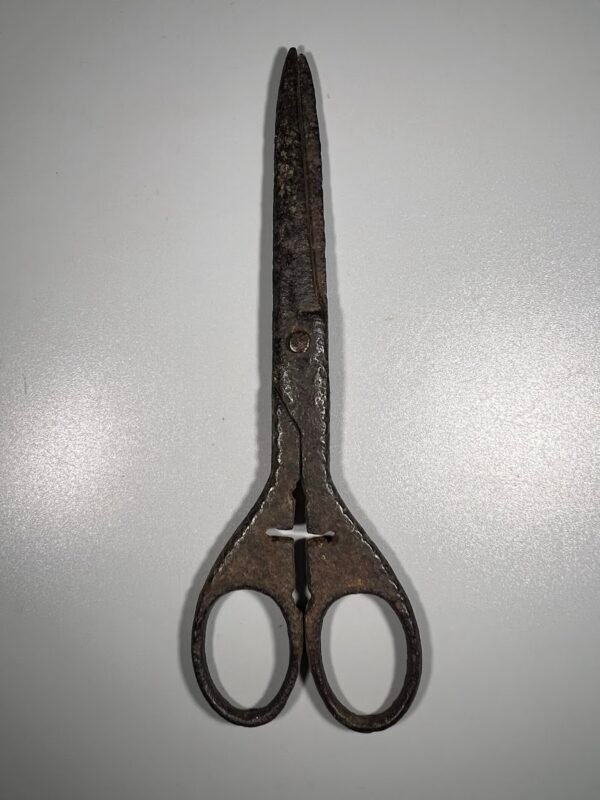 Žirklės antikvarinės, metalinės su kryžiaus formos ornamentu tarp rankenų, vienuolių žirklės, vok. Apaca ollo, Klosterschere. Kaina 28