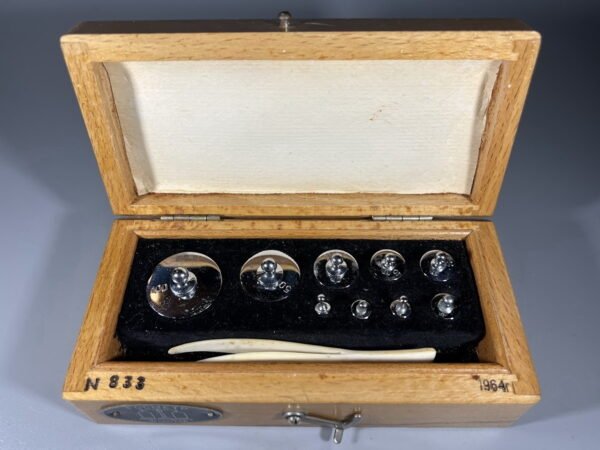 Svarelių rinkinys, svareliai medinėje dežutėje sovietinis, tarybinių laikų. 1964 m. Kaina 42