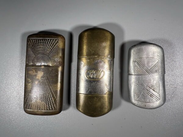 Žiebtuvėlis antikvarinis, tarpukario laikų, Art Deco stiliaus, išskirtinio dizaino, plokščios formos, papuošti saulės spindulių raštais ir monograma. 3 vnt. Kaina po 65