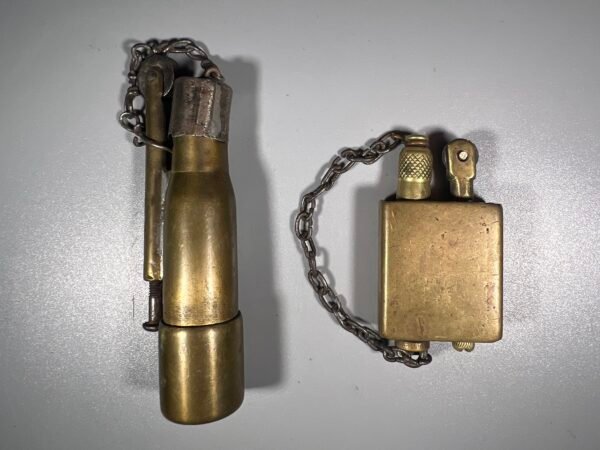 Žiebtuvėlis antikvarinis, tarpukario laikų, išskirtinio dizaino su grandinėlėmis. 2 vnt. Kaina po 83