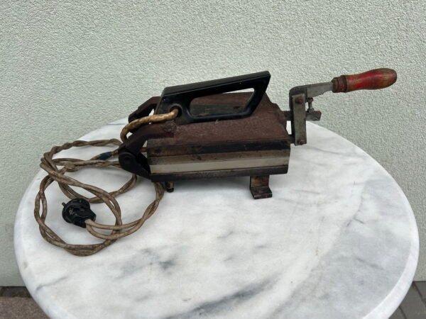 Plotkelių, kalėdaičių, ostijų kepimo keptuvė elektrinė, antikvarinė. Consummatum est, liet. Atlikta. Svoris 16,3 kg. Veikianti. Kaina 228