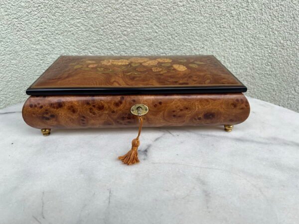 Muzikinė papuošalų dėžutė su itališku Sorrento intarsijos, marquetry meno kūriniu. Veikianti, rakinama. Kaina 158