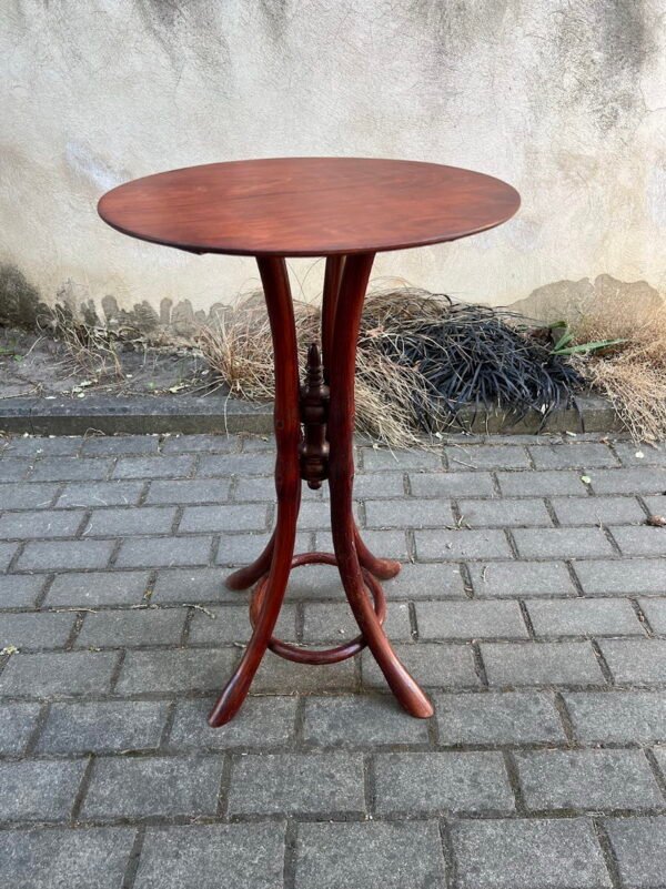 Stovelis, staliukas klasikinis, Thonet stiliaus, antikvarinis, restauruotas. Skersmuo 48 cm. Kaina 158