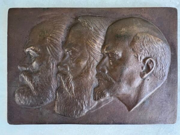 Plaketė, bareljefas propagandinis, sovietinis, bronzinis - trys svarbiausi marksizmo-leninizmo teoretikai ir lyderiai: Karlas Marksas, Frydrichas Engelsas ir Vladimiras Leninas. 1970–1985 m. Kaina 63
