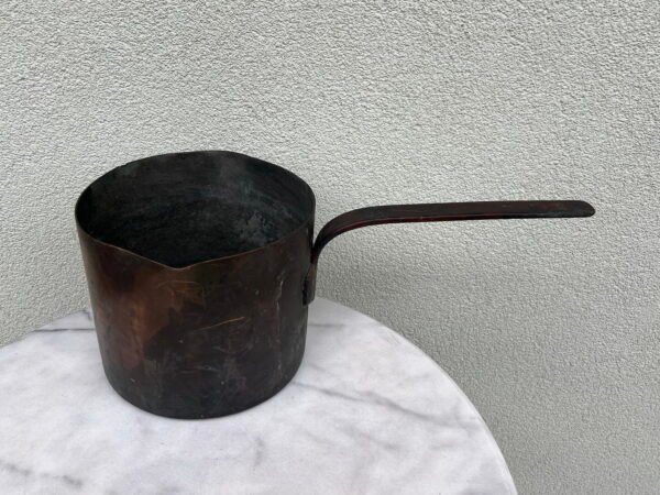 Puodas varinis su rankena, kaltinis, antikvarinis, carinės Rusijos imperijos laikų. XIX a. pb.-1914 m. Svoris 3,8 kg. Kaina 93