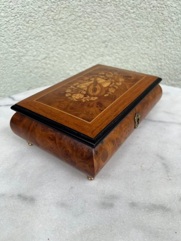 Muzikinė papuošalų dėžutė su itališku klevo intarsijos, marquetry meno kūriniu. Veikianti. Kaina 128