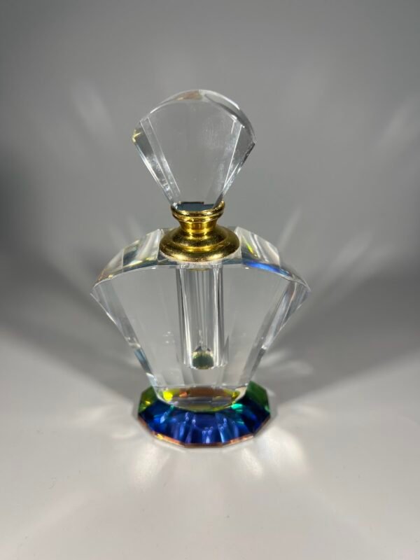 Kvepalų buteliukas facetuoto krištolo puošnus, Art Deco stiliaus. Aukštis 14 cm. Kaina 48