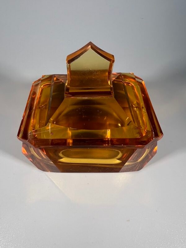Dėžutė Art Deco stiliaus, gintaro spalvos stiklo, antikvarinė, tarpukario laikų. 1930 m. Kaina 43