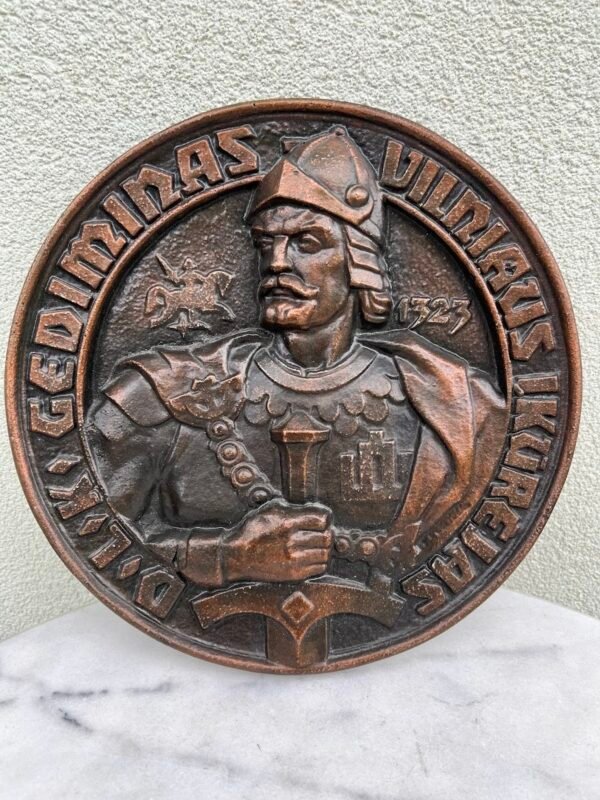Bareljefas Gediminas, Vilniaus įkūrėjas, variuotas aliuminis. 1990 m. Kaina 36