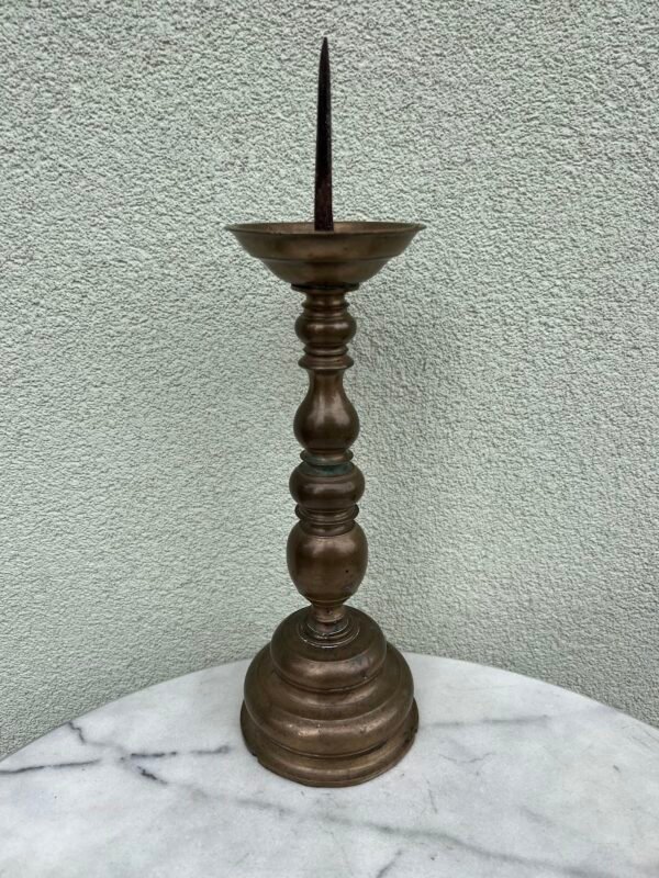 Žvakidė antikvarinė bronzinė, žalvarinė pastatoma, barokinio stiliaus, masyvi su smaigu. Svoris 2,6 kg. Kaina 83