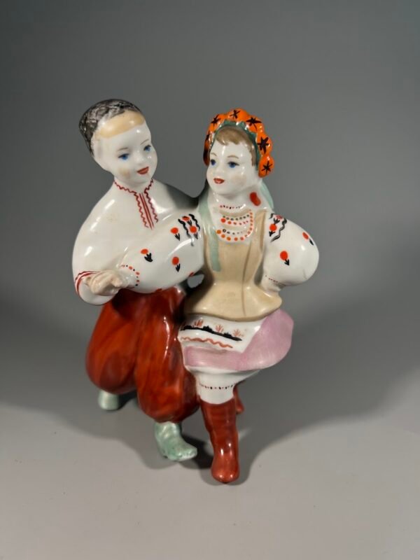 Statulėlė porcelianinė Šokantys vaikai, sovietinė, tarybinių laikų, Kijevo eksperimentinė keramikos ir meno gamykla, 1950–1960 m. Kaina 48