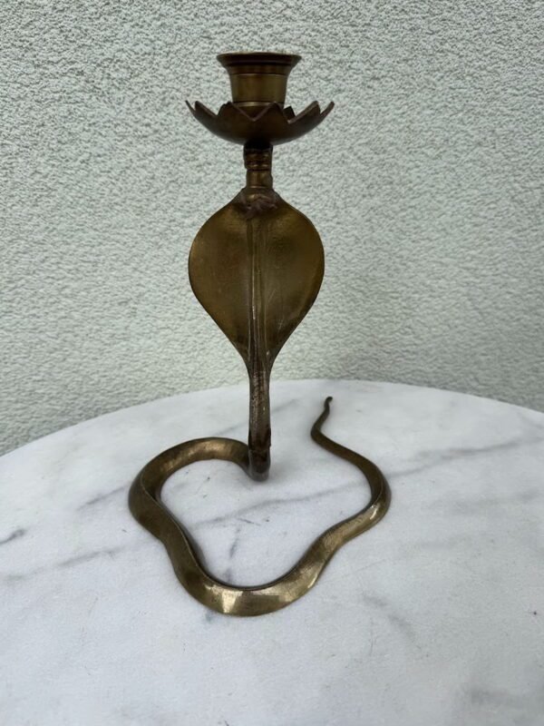 Išskirtinė vintažinė žalvarinė žvakidė „Kobra“ | Rankų darbo, Indija, 26 cm., 1950–1970 m.