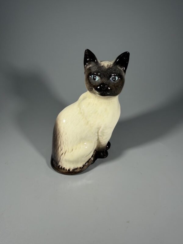 Kolekcinė „Beswick“ porcelianinė Siamo katės statulėlė (Modelis Nr. 1887, Anglija, 11 cm.)