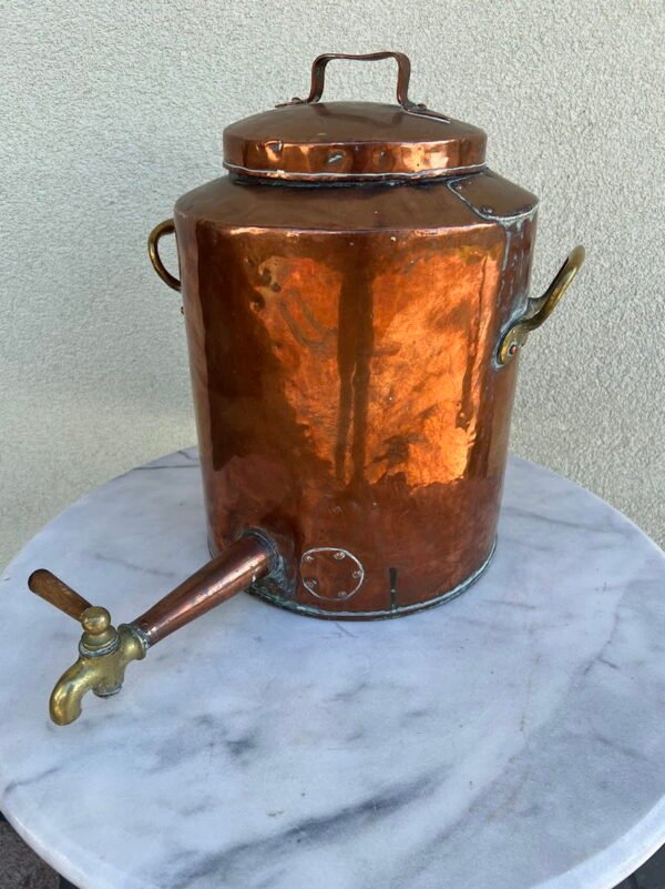 Antikvarinis varinis karšto, šalto vandens indas, gėrimų talpa, fontaine à café. Talpa apie 20 l. Veikiantis. 1860–1890 m. Kaina 138