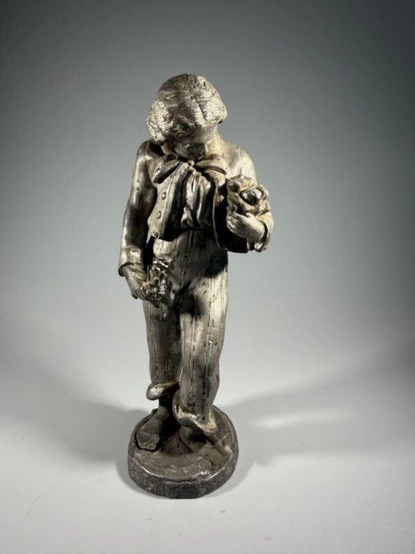 Antikvarinė skulptūrėlė „Berniukas su gėlėmis kepurėje“ (XIX a. pab. – XX a. pr., 18 cm.)