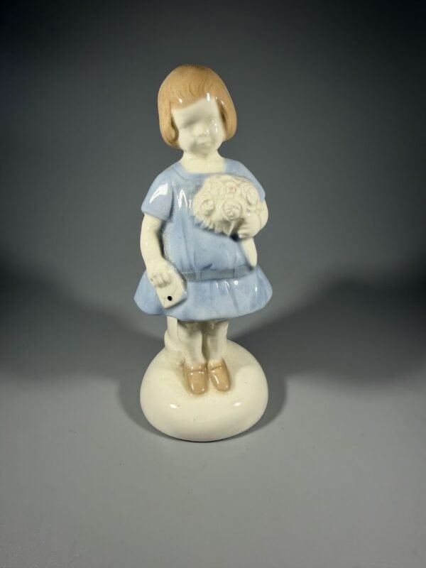 Antikvarinė vokiško porceliano statulėlė „Mergaitė su gėlėmis ir laišku“ (16 cm.)