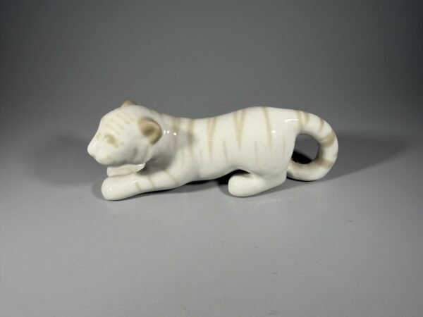 TSRS laikotarpio Polonės gamyklos porcelianinė baltojo tigro snieginio leopardo statulėlė 15 cm