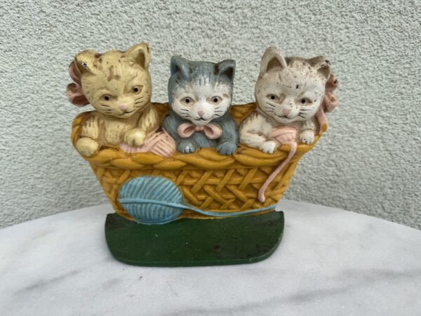 Vintažinis ketaus (špižinis) durų laikiklis, stabdiklis-statulėlė „Trys kačiukai krepšyje“ (21 x 14 cm, 1,8 kg)