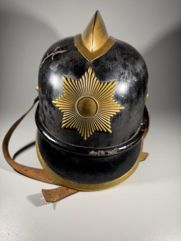 Antikvarinis Vokietijos imperijos ugniagesių šalmas (1905–1914 m.)