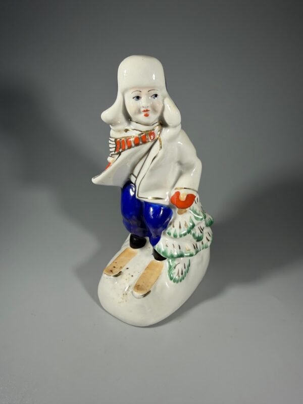 Reta vintažinė porcelianinė tarybinių laikų statulėlė „Slidininkas“ / „Berniukas ant slidžių“ (Gorodnicė, 1952–1660 m., 16 cm)