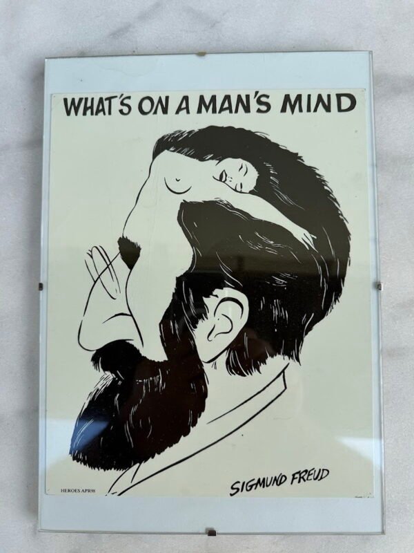 Vintažinis rėmintas plakatas „What’s on a Man’s Mind“ (Sigmund Freud) – 1998 m. „Heroes“ poparto iliustracija (21 x 30 cm)