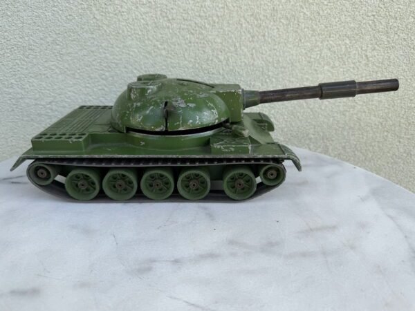 Retas vintažinis tarybinių laikų sunkusis metalinis žaislinis tankas (Svoris 1,8 kg) – Didelis TSRS silumino modelis su originaliais guminiais vikšrais (XX a. 7–8 dešimtmetis)