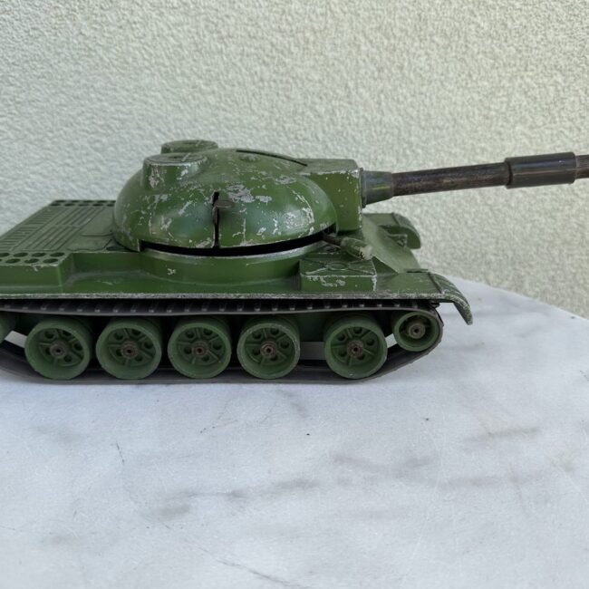 sunkusis-metalinis-tankas-tsrs-su-guminiais-viksrais-18kg.jpg