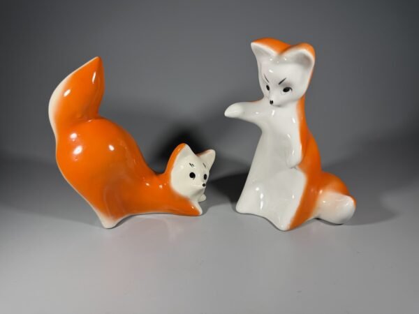 Vintažinės, antikvarinės porcelianinės tarybinių laikų statulėlės „Žaidžiantys lapiukai“ (1960–1970 m., 13 cm, 2 vnt.)