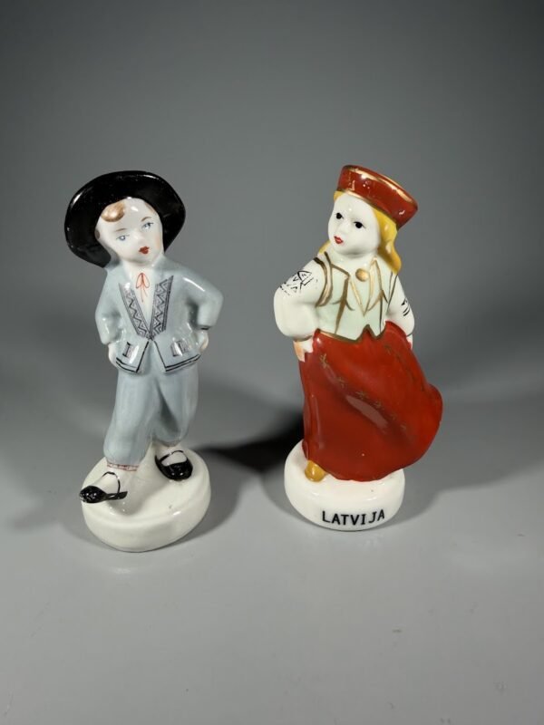 Vintažinės Rygos porceliano gamyklos tarybinių laikų statulėlės „Latvių šokėjų pora“ (1953–1960 m., 11 cm, 2 vnt.)