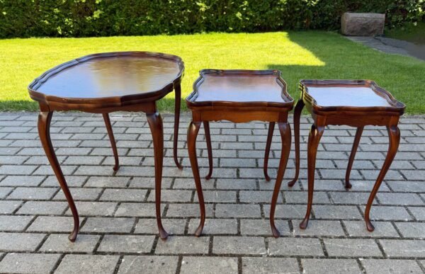 Elegantiškas trijų staliukų komplektas „Trio“ – vintažiniai įstatomi kavos staliukai su lenktomis kojelėmis (3 vnt.)
