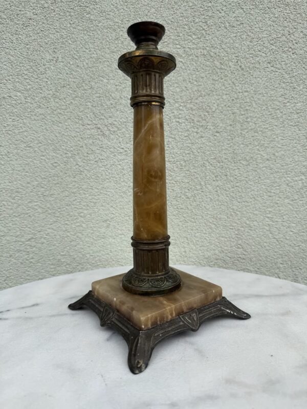Antikvarinė onikso ir bronzos koloninė žvakidė (XIX a. pab. – XX a. pr., aukštis 33 cm)