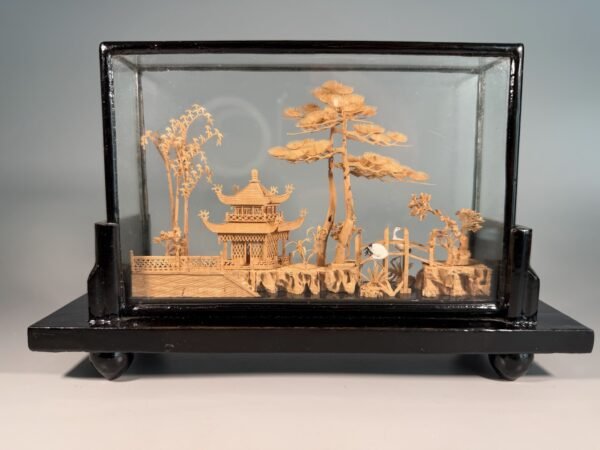 Vintažinė kinų kamštinio medžio diorama-raižinys stikliniame futliare (6 x 20 x 13 cm)