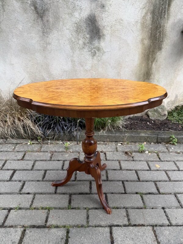 Elegantiškas vintažinis kavos, nedidelis staliukas su riešutmedžio gumbų lukšto stalviršiu (61x70x48 cm)