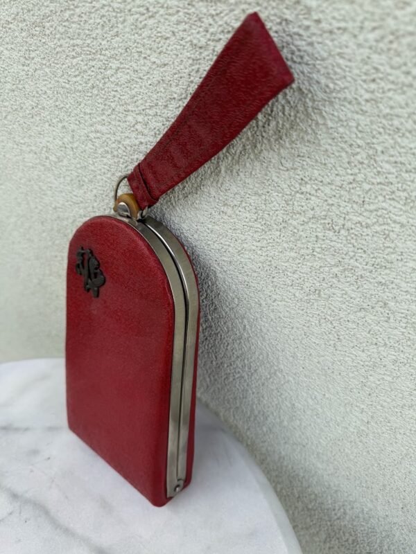 Vintažinis 1950–1960 m. raudonas rankinukas-delninukė (Clutch) su celiulioido užsegimu