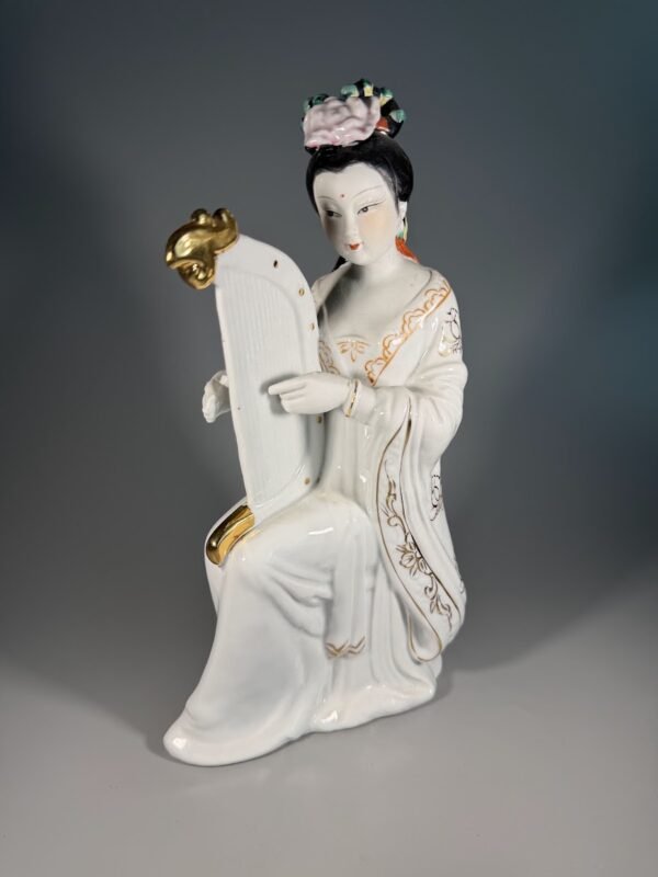 Vintažinė kinų porceliano statulėlė „Muzikantė su arfa (Konghou)“ (Aukštis 24 cm, XX a. vidurys)