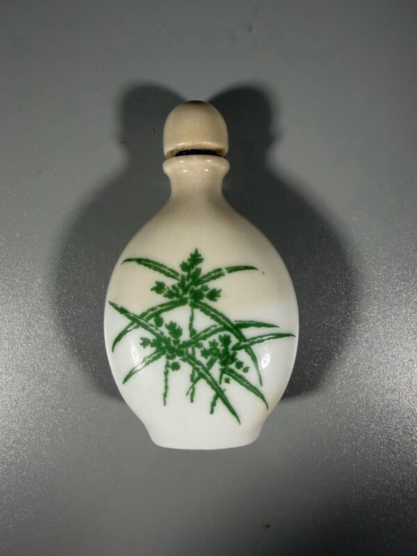 Kolekcinis prancūziškas kvepalų flakonas „Parfums Dynasty Paris“ (aukštis 7 cm, tuščias)