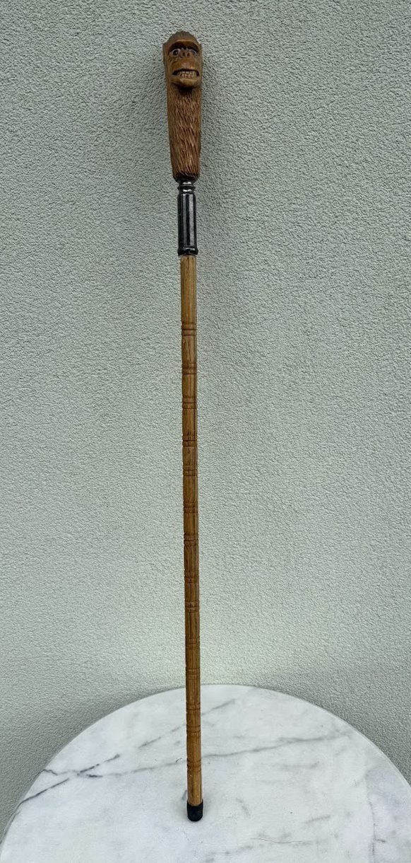 Vintažinė medinė lazda, lazdelė su drožinėta masyvia rankena - beždžionės galva (ilgis 105 cm)