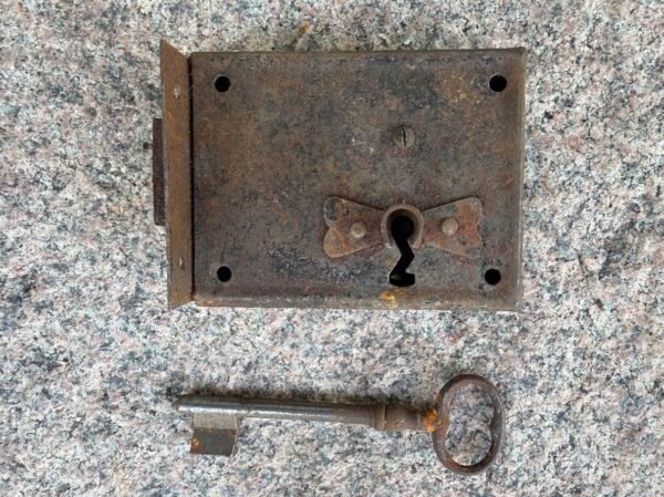 Veikianti antikvarinė uždėtinė durų, baldų spyna su raktu (9,5 × 7 cm)