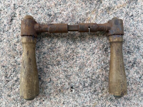 Antikvarinė dvipusė kaimiško stiliaus durų rankena su medinėmis rankenėlėmis (Ilgis 14 cm)