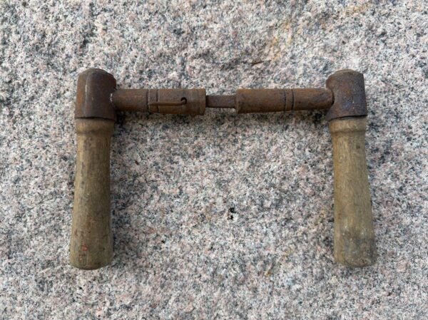 Antikvarinė dvipusė kaimiško stiliaus durų rankena su medinėmis rankenėlėmis (Ilgis 14 cm)