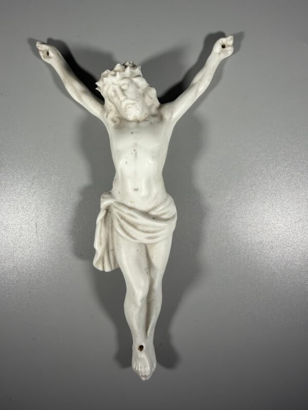 Antikvarinė biskvitinio porceliano Kristaus skulptūrėlė krucifiksui (Aukštis 18 cm, XIX a. pab. – XX a. pr.)