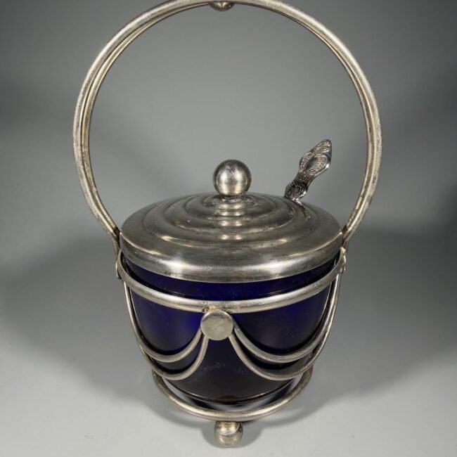 antikvarine-cukrine-su-melynu-stiklu-ir-sauksteliu.jpg antikvarine-cukrine-su-melynu-stiklu-ir-sauksteliu.jpg