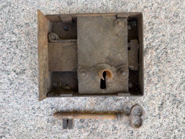 Veikianti masyvi antikvarinė dėžutinė durų spyna su originaliu raktu (18 × 15 cm)