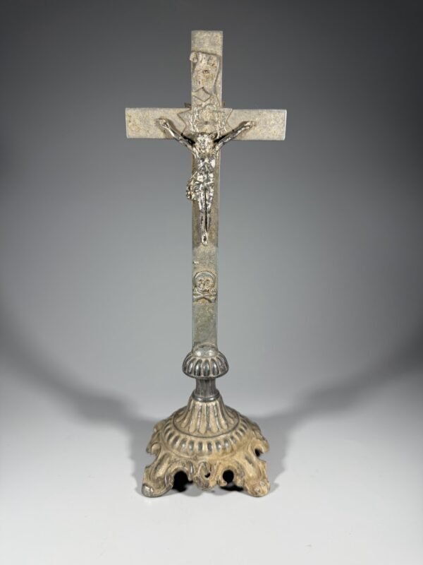 Antikvarinis pastatomas metalinis kryžius – Nukryžiuotasis (aukštis 24, plotis 8 cm)