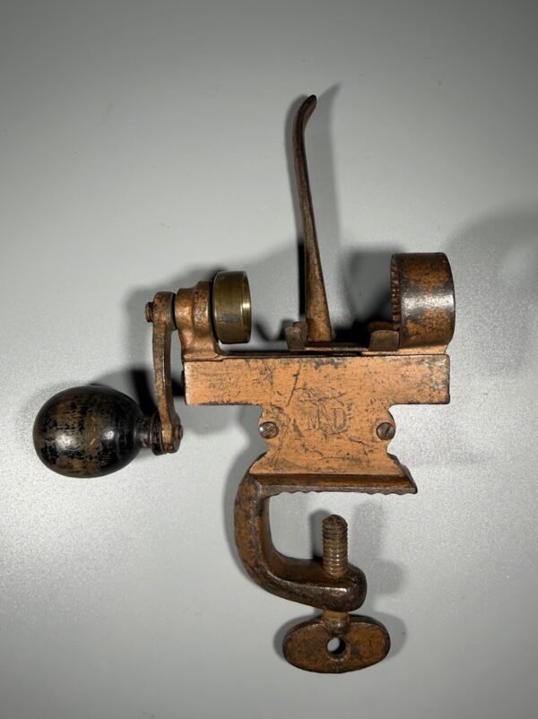 Antikvarinis prancūziškas šovinių užspaudimo įrankis „MD“ (1890 – 1920 m., 13 cm)