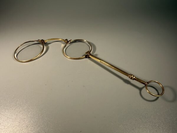 Antikvarinis sulankstomas lornetas (teatro akiniai) su graviruota rankenėle (Ilgis 14,5 cm)