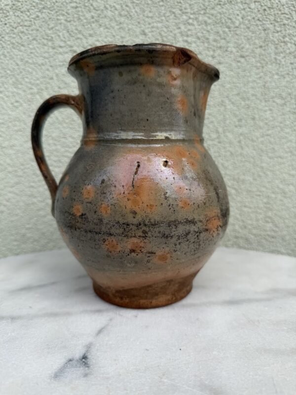 Muziejinės vertės molinis ąsotis (1880–1940 m., aukštis 19 cm, lietuvių liaudies etnografija, keramika)