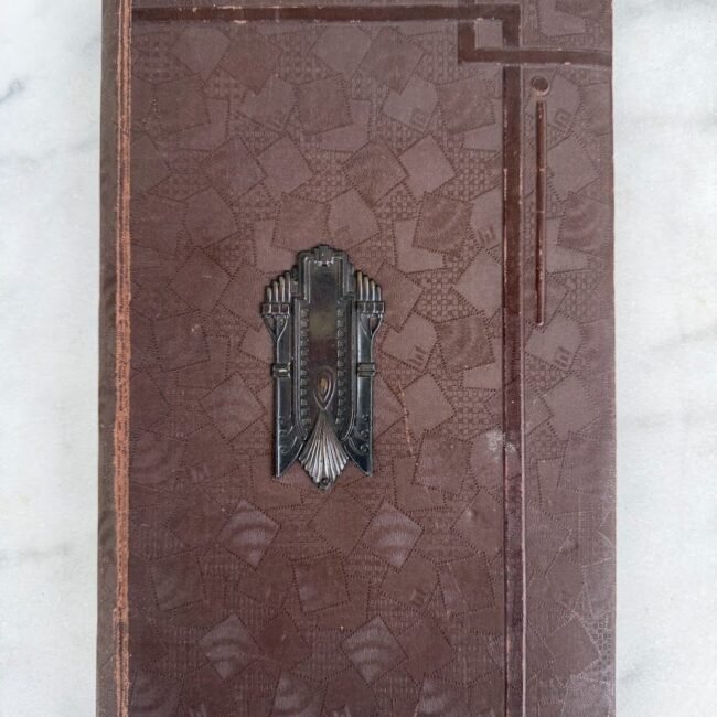 tarpukario-lietuvos-art-deco-albumas-metaline-plakete.jpg tarpukario-lietuvos-art-deco-albumas-metaline-plakete.jpg
