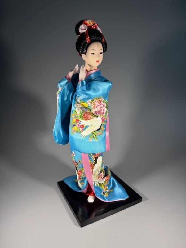 Tradicinė japonų Geišos lėlė su šilkiniu mėlynu kimono (Vintažas, aukštis 23 cm)