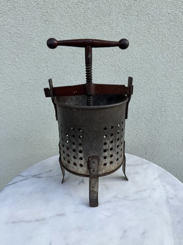 Veikiantis vokiškas antikvarinis sraigtinis vaisių ir sūrio presas (Indo aukštis 28 cm, skersmuo 20 cm)